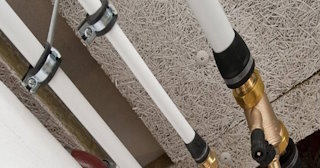 Замена труб водоснабжения в квартире: цена от 2050 руб. - СантехДомКмн